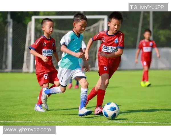 小孩足球明星同框合影高清展示青春活力与梦想追逐